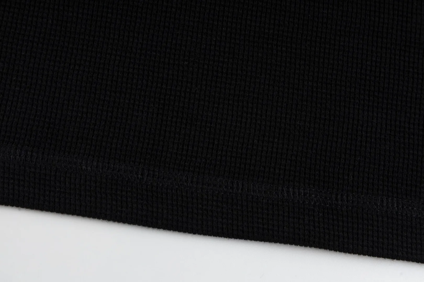 P196 #R79 Ralph Lauren/Ralph Lauren Waffle Henley Collar Open Button Sweater Exclusive Henry Collar Waffle Series Open Bust Sweater Exclusively customized with original grade waffle fabric, 100% cotton yarn imported machine-dyed weaving process, full texture, all collars, cuffs and hems are fixed and woven threads, full of high-quality quality, can be worn alone or matched, classic hot style Color Navy Blue Dark Gray Black White SIZE: S M L XL Shoulder width: 51.5/53/54.5/56 Bust: 108/112/116/120 Sleeve length: 60/61/62/63 Clothing length: 66.5/68/69.5/71
